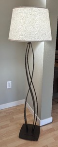 lot 20 image: Elegant Floor Lamp