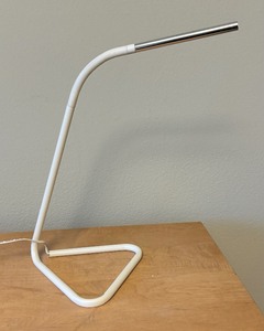 lot 37 image: White USB Cable Lamp