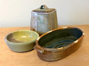lot 78 image: Signed Handcrafted Pottery including Sarah Dudgeon Pottery