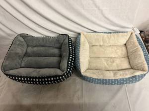 lot 17 image: 2 Small Dog Plush Dog Beds