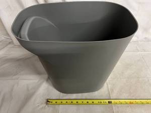lot 67 image: Storage Container with Carrying Handle