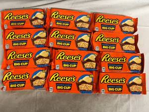 lot 271 image: 12 Reeses Potato Chip Big Cups