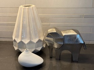 lot 52 image: Home Decor Items including a Tapio Wirkkala Rosenthal Studio Linie Porcelain Pollo Bud Base