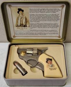 lot 7 image: LEGENDS OF THE WEST Knife Set  William H. Bonney  Billy the Kid (View Photos)