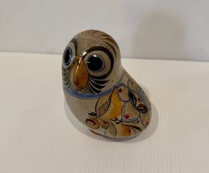 lot 34 image: Vintage Hand Painted Pottery Owl - Mexico