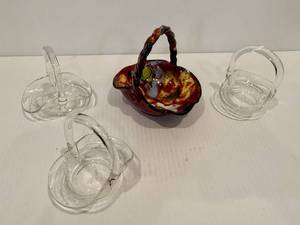 lot 32 image: Lot of Tiny Glass Baskets