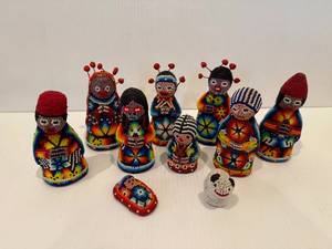 lot 67 image: Vintage Mexican Hand Beaded Huichol 10 Piece Nativity Set