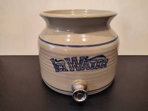lot 57 image: Red Wing 2qt IceWater Crock wSpigot