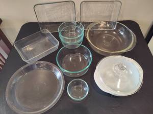 lot 70 image: Assorted Pyrex Baking DishesGlass Bowls
