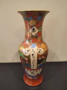 lot 11 image: Japanese Portrait Vase