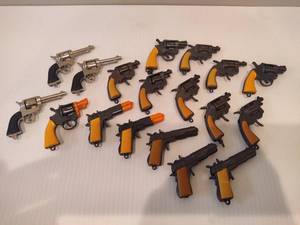 lot 93 image: Lot of Tiny Play Guns