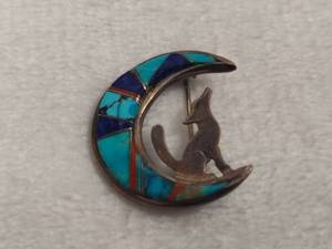 lot 103 image: Vintage Howling Wolf Pendant - Stamped Sterling