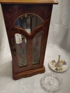 lot 121 image: Jewelry Box & Ring Holders