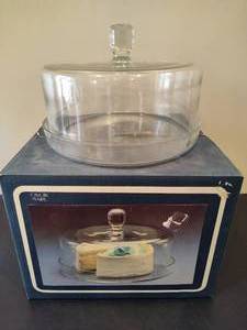 lot 134 image: Savoir Faire Crystal Cake Stand