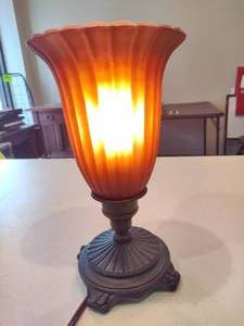 lot 143 image: Tulip Style Small Lamp