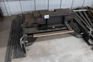 lot 373 image: Demco 5th Wheel Hitch for Flatbed Truck