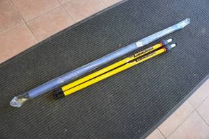 lot 289 image: 2 Mr Long Arm 3-6 Pro-Pole Extension Poles and Hydrasoar 4.5-8 Extension Pole