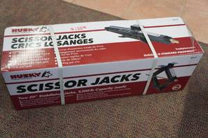 lot 31 image: Husky Set of 2 Scissor Jacks 20
