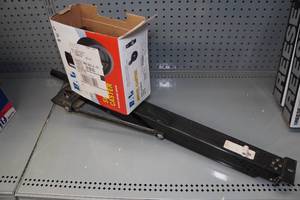 lot 512A image: Swivel Caster and Post Jack