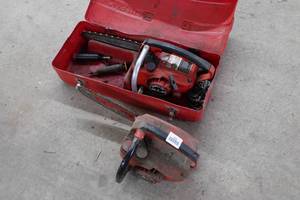 lot 424 image: 2 Vintage Homelite Gas Chain Saws - XL, XL2