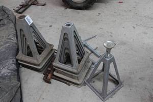 lot 423 image: Assorted Leveling Stands