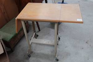 lot 439 image: Metalstand Hi-Lo Rolling Workstation