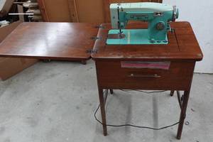 lot 440 image: White Zigzag Stitcher Sewing Machine in Wood Cabinet