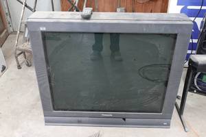 lot 368 image: Panasonic 36 Flat Screen Tube TV