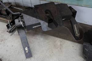 lot 355 image: Reese Classic 5th Wheel Hitch