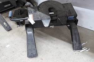 lot 354 image: Reese Pro Series 16000 5th Wheel Hitch
