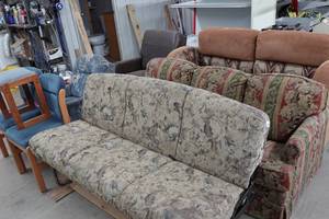 lot 434 image: Assorted RV Furniture