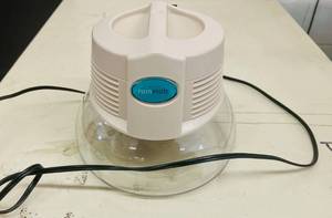 lot 88 image: Rain Mate Air Purifier & Reynolds Handi Vacuum Sealer