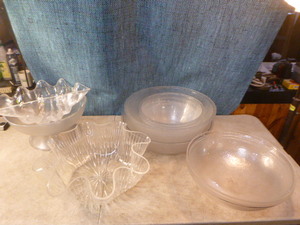 lot 52 image: Lot of Plastic Serving Bowls
