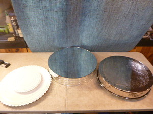 lot 65 image: 4 Cake Display Stands