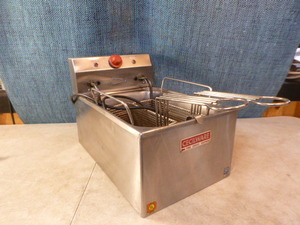 lot 66 image: Cecilware Master Jet Countertop Deep Fryer