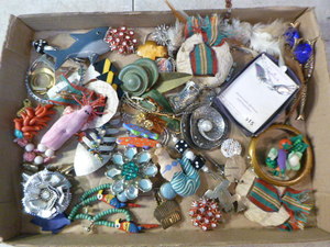 lot 82 image: Lot of Costume Jewelry