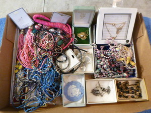 lot 83 image: Lot of Costume Jewelry