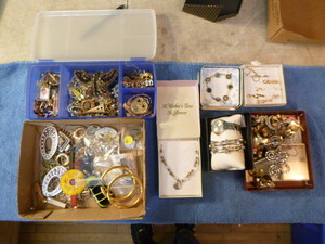 lot 84 image: Lot of Costume Jewelry