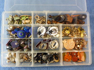 lot 86 image: Lot of Costume Jewelry