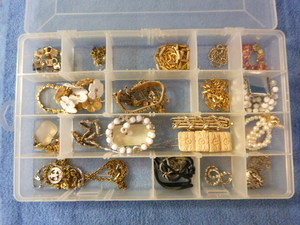 lot 87 image: Lot of Costume Jewelry