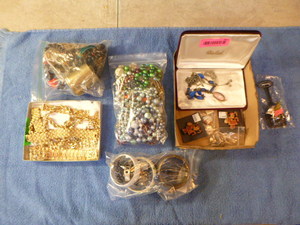 lot 90 image: Lot of Costume Jewelry