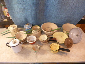 lot 104 image: Vintage Bowls and Cookware