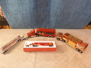lot 107 image: 4 Toy Semi Trailer Trucks