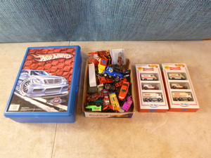 lot 129 image: Matchbox and Hot Wheels Cars