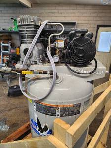 lot 7 image: 6.5 HP 60 Gallon Air Compressor L6560V