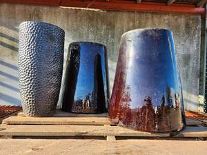 lot 22 image: Set of 3 Large Glazed Ceramic Planters