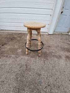 lot 13 image: Wooden Bar Stool with Round Seat and Metal Footrest