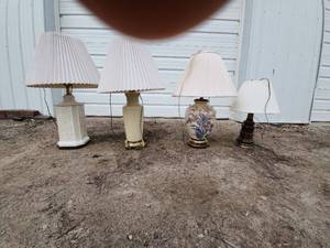 lot 16 image: Collection of 4 Vintage Table Lamps with Shades