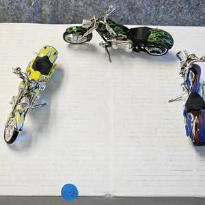 lot 128 image: 3-2004 Orange County Chopper 118 Scale Muscle Machine Choppers