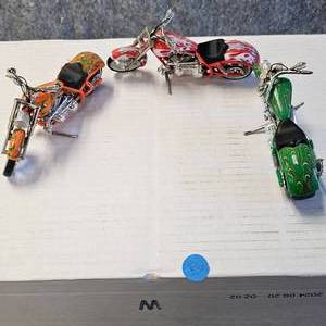 lot 129 image: 3-2004 Orange County Chopper 118 Scale Muscle Machine Choppers